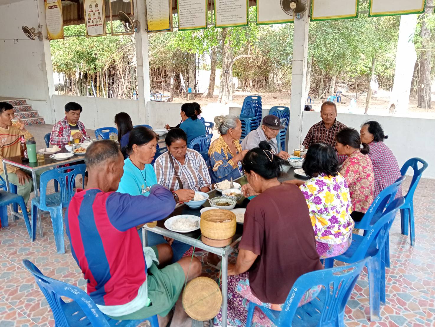 “เอามือ สามัคคี  “
